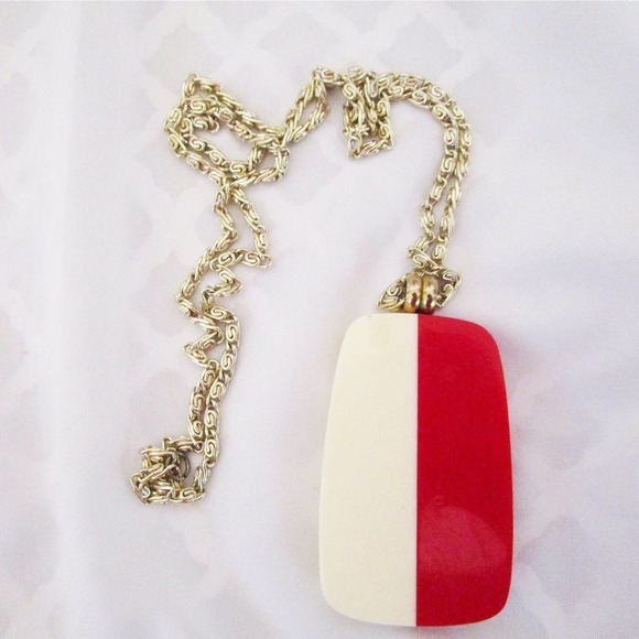 Bakelite Pendant Necklace, Vintage, Beautiful Red and White - Picture 2 of 7
